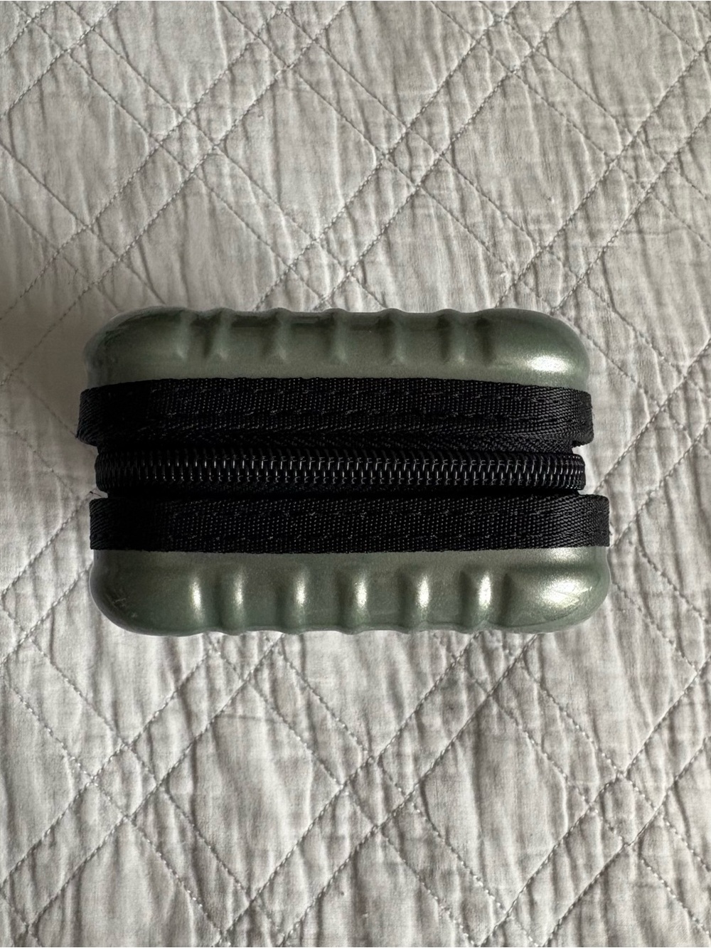 RIMOWA Green Ribbed Hard Shell Toiletries Case - Picture 6 of 9